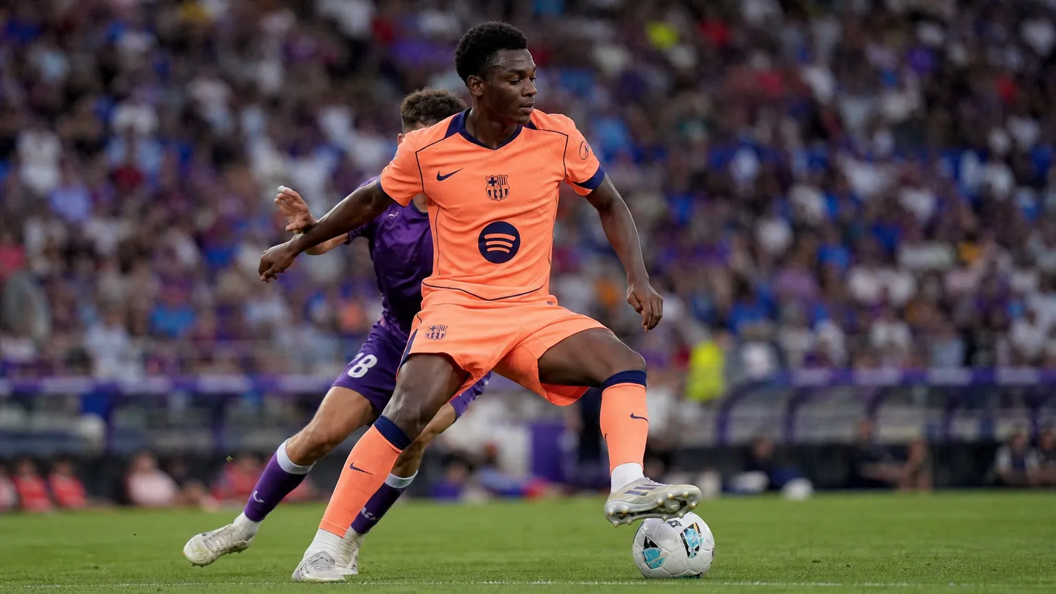 Jesse Bisiwu in het tenue van FC Barcelona tijdens een oefenwedstrijd.