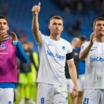 Voetbalpersbeeld van een spelfase uit de oefenwedstrijd tussen KRC Genk en FC Twente.