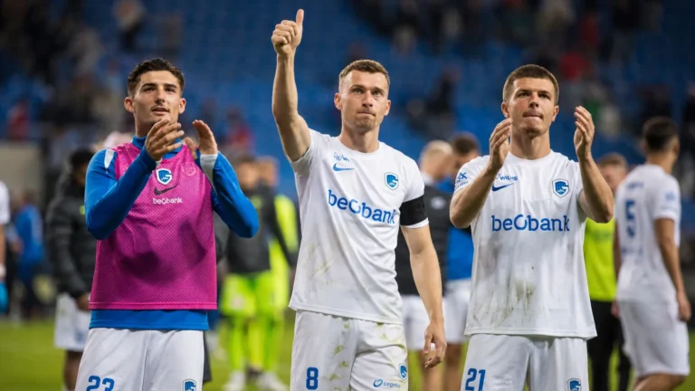 Voetbalpersbeeld van een spelfase uit de oefenwedstrijd tussen KRC Genk en FC Twente.