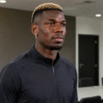 Paul Pogba in neutrale sportkleding in een rustige mediaomgeving.