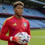 Zion Suzuki poseert als doelman van Aston Villa tijdens zijn officiële voorstelling.