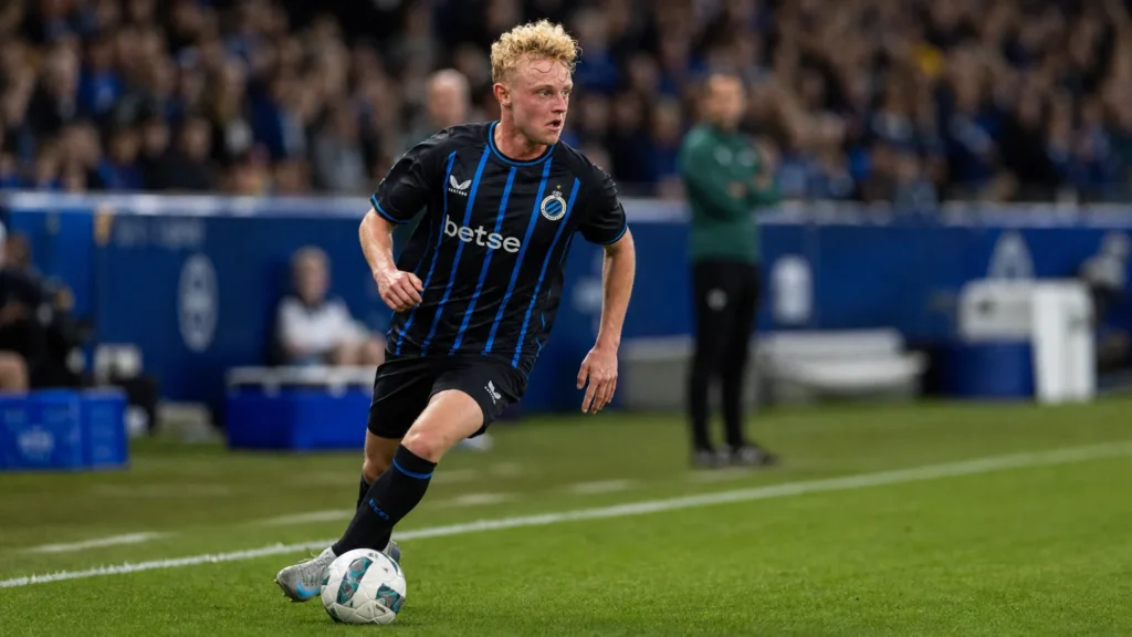 Joaquin Seys in het zwart-blauwe tenue van Club Brugge tijdens een voetbalactie.