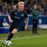 Joaquin Seys in het zwart-blauwe tenue van Club Brugge tijdens een voetbalactie.