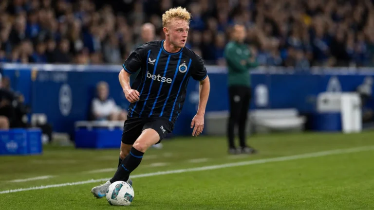 Joaquin Seys in het zwart-blauwe tenue van Club Brugge tijdens een voetbalactie.