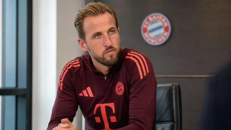 Harry Kane zit geconcentreerd in een vergaderruimte van Bayern München.