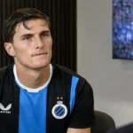 Freddie Potts in het blauw-zwarte shirt van Club Brugge in een rustige mediahoek.