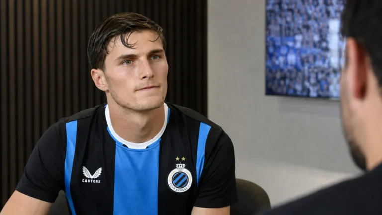 Freddie Potts in het blauw-zwarte shirt van Club Brugge in een rustige mediahoek.