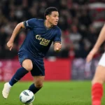Mauricio Benitez in actie in een donkerblauw tenue tijdens een voetbalwedstrijd.