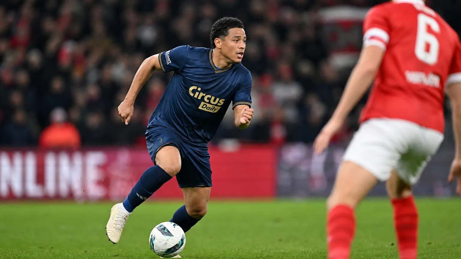 Mauricio Benitez in actie in een donkerblauw tenue tijdens een voetbalwedstrijd.
