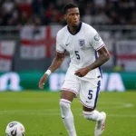 Ezri Konsa in actie in het witte tenue van Engeland tijdens een voetbalwedstrijd.