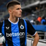 Nicolo Tresoldi van Club Brugge in blauw-zwart tenue aan de rand van het veld.