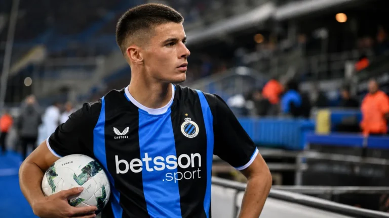 Nicolo Tresoldi van Club Brugge in blauw-zwart tenue aan de rand van het veld.