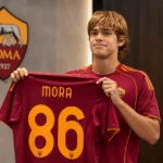 Rodrigo Mora poseert met het shirt van AS Roma tijdens zijn officiële voorstelling.