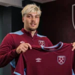 Joël Piroe poseert met een West Ham-shirt tijdens zijn officiële presentatie.