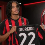 Diego Moreira poseert met het shirt van AC Milan tijdens zijn officiële voorstelling.