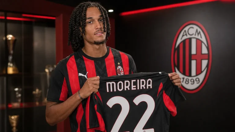 Diego Moreira poseert met het shirt van AC Milan tijdens zijn officiële voorstelling.