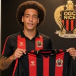 Axel Witsel poseert met een OGC Nice-shirt tijdens zijn officiële voorstelling.