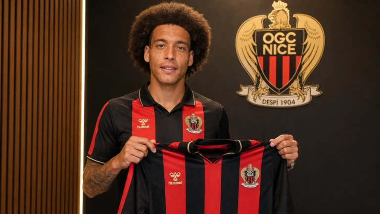 Axel Witsel poseert met een OGC Nice-shirt tijdens zijn officiƫle voorstelling.