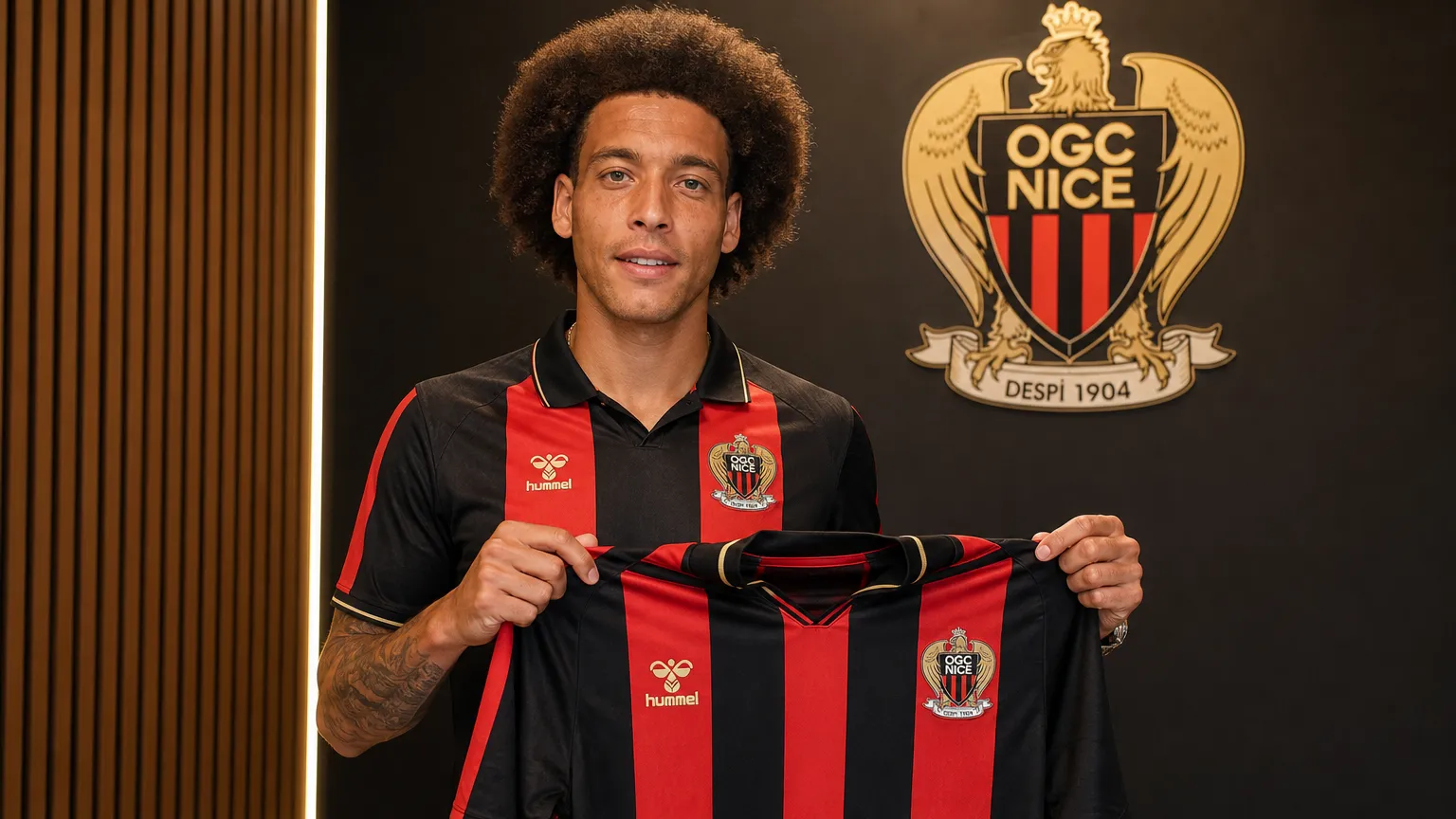 Axel Witsel poseert met een OGC Nice-shirt tijdens zijn officiële voorstelling.