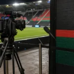 Een operationeel interviewvak naast het veld van NEC na een Europese thuiswedstrijd.