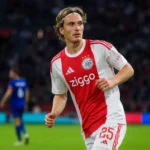 Voetbalpersbeeld in een transfercontext rond Ajax.