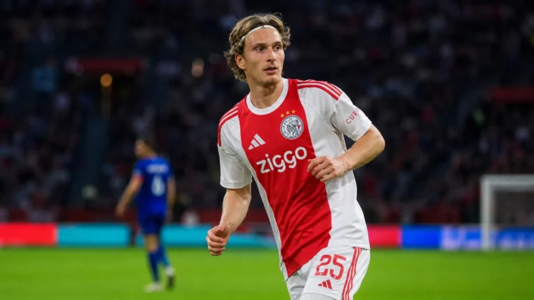 Voetbalpersbeeld in een transfercontext rond Ajax.