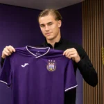 Marten Winkler toont het shirt van RSC Anderlecht tijdens zijn officiële voorstelling.