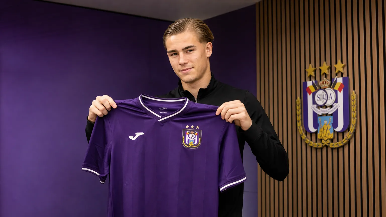 Marten Winkler toont het shirt van RSC Anderlecht tijdens zijn officiële voorstelling.