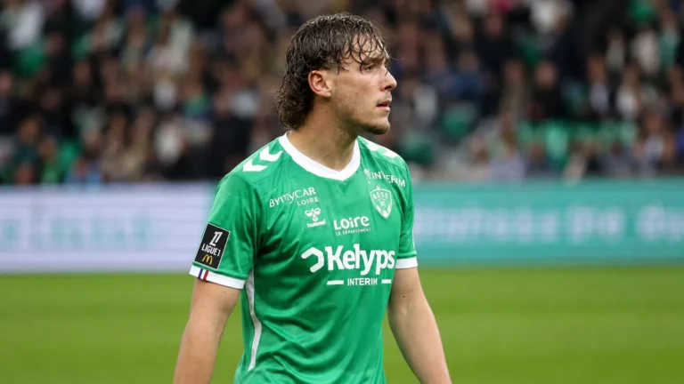 Lucas Stassin tijdens een nieuw moment op het veld in zijn groene wedstrijdshirt.