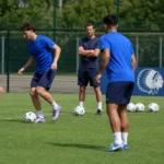 Spelers en staf tijdens een aanvallende oefening op het trainingsveld van KAA Gent