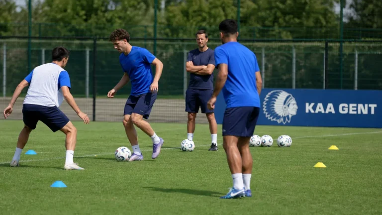 Spelers en staf tijdens een aanvallende oefening op het trainingsveld van KAA Gent