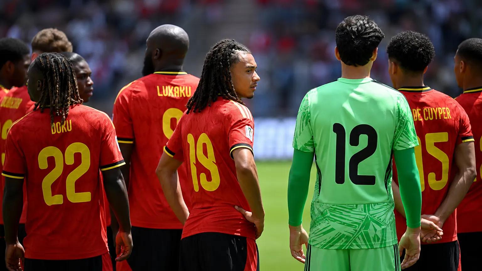 Nicolas Raskin in het rode tenue van de Rode Duivels tijdens een pre-match moment.