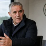 Harm van Veldhoven spreekt in een interviewruimte van Lommel SK.