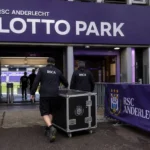 Het Lotto Park met voorbereidingen rond de stadiontoegang.