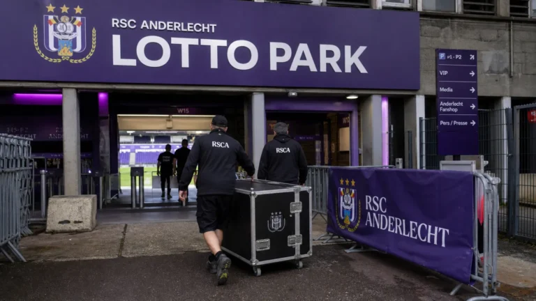 Het Lotto Park met voorbereidingen rond de stadiontoegang.