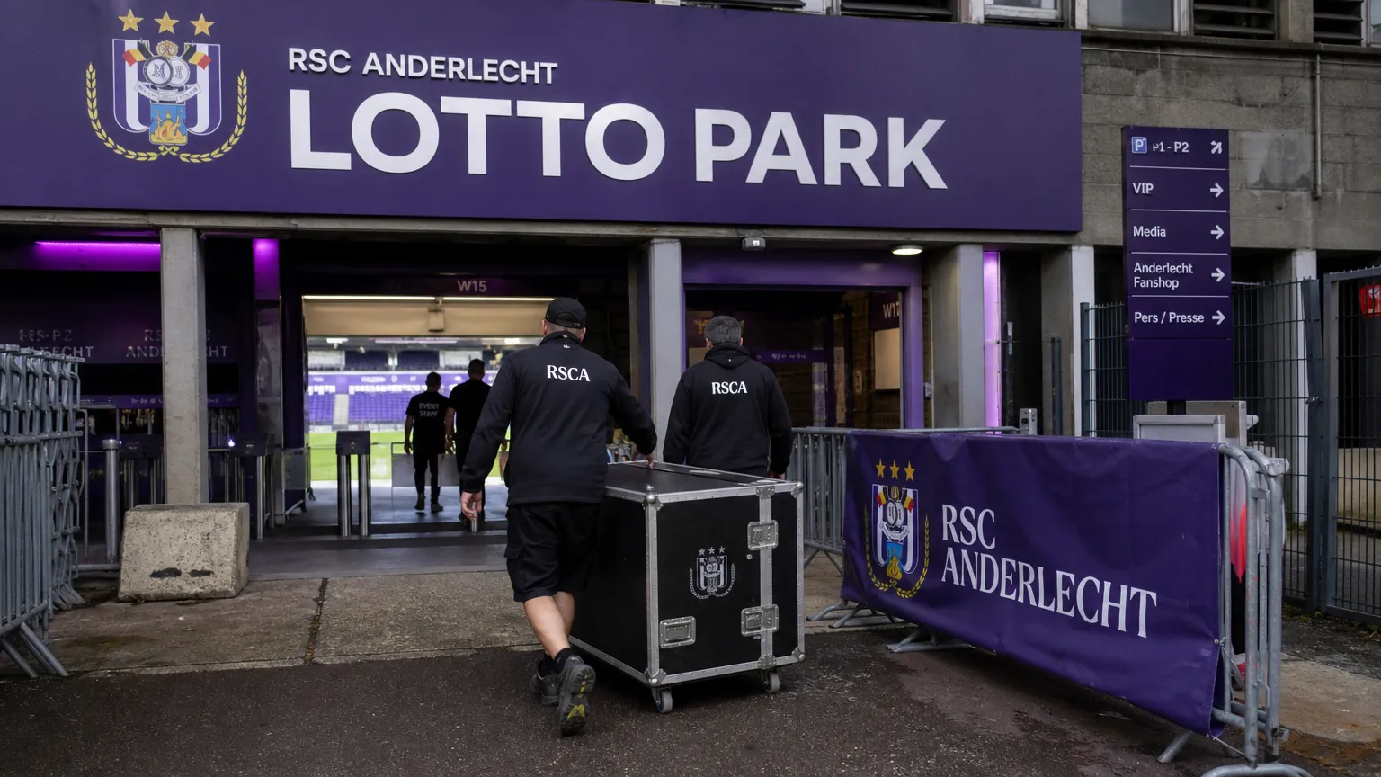 Het Lotto Park met voorbereidingen rond de stadiontoegang.