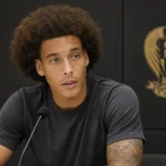 Axel Witsel spreekt tijdens een persmoment bij OGC Nice.