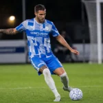 Mike Eerdhuijzen in actie als verdediger van FC Utrecht op een verlicht voetbalveld.