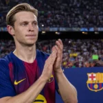 Frenkie de Jong applaudisseert tijdens een presentatie van FC Barcelona in het stadion.