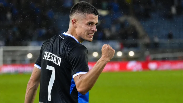 Nicolo Tresoldi van Club Brugge tijdens een voetbalmoment op het veld.