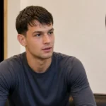 Mihajlo Ilic tijdens een clubinterview in een neutrale ruimte met een discreet Cesena-wanddetail.