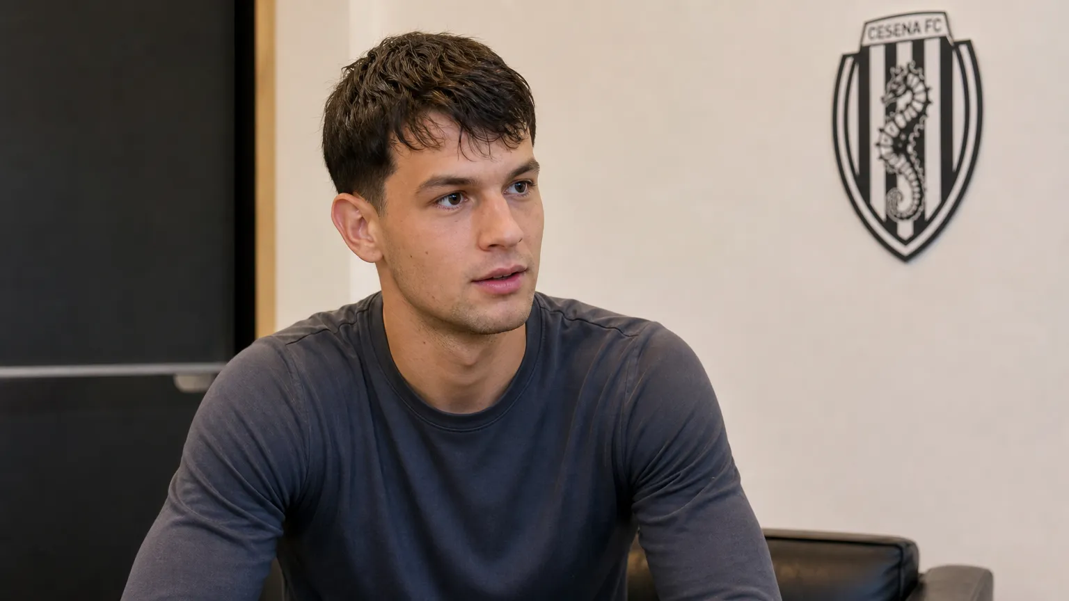 Mihajlo Ilic tijdens een clubinterview in een neutrale ruimte met een discreet Cesena-wanddetail.