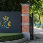 De ingang van het Dudenpark met een discreet Union-embleem op een vast bord.