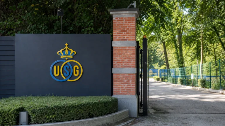 De ingang van het Dudenpark met een discreet Union-embleem op een vast bord.
