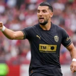 Voetbalpersbeeld in een transfercontext bij een stadion.