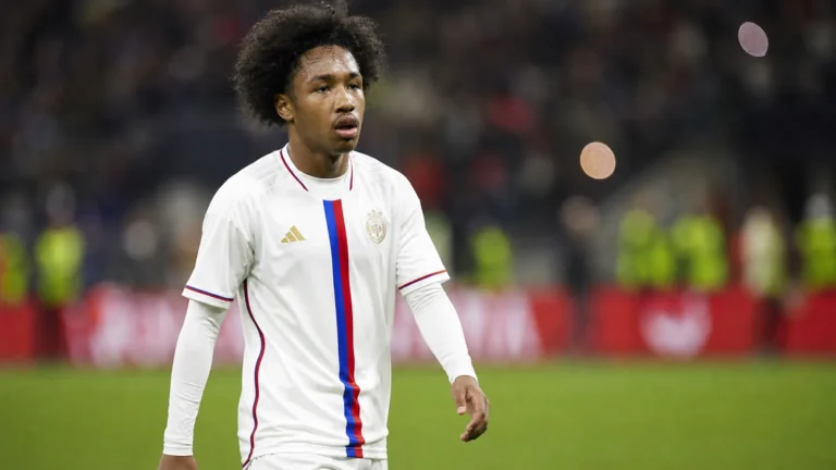 Malick Fofana wandelt na een Europese wedstrijd over het veld in een wit shirt.