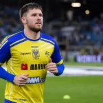 Robert-Jan Vanwesemael van STVV tijdens de opwarming op het veld voor een Europese play-off.
