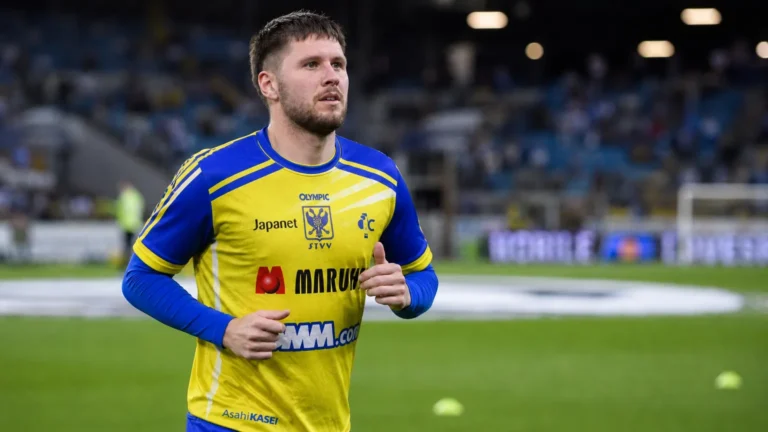 Robert-Jan Vanwesemael van STVV tijdens de opwarming op het veld voor een Europese play-off.