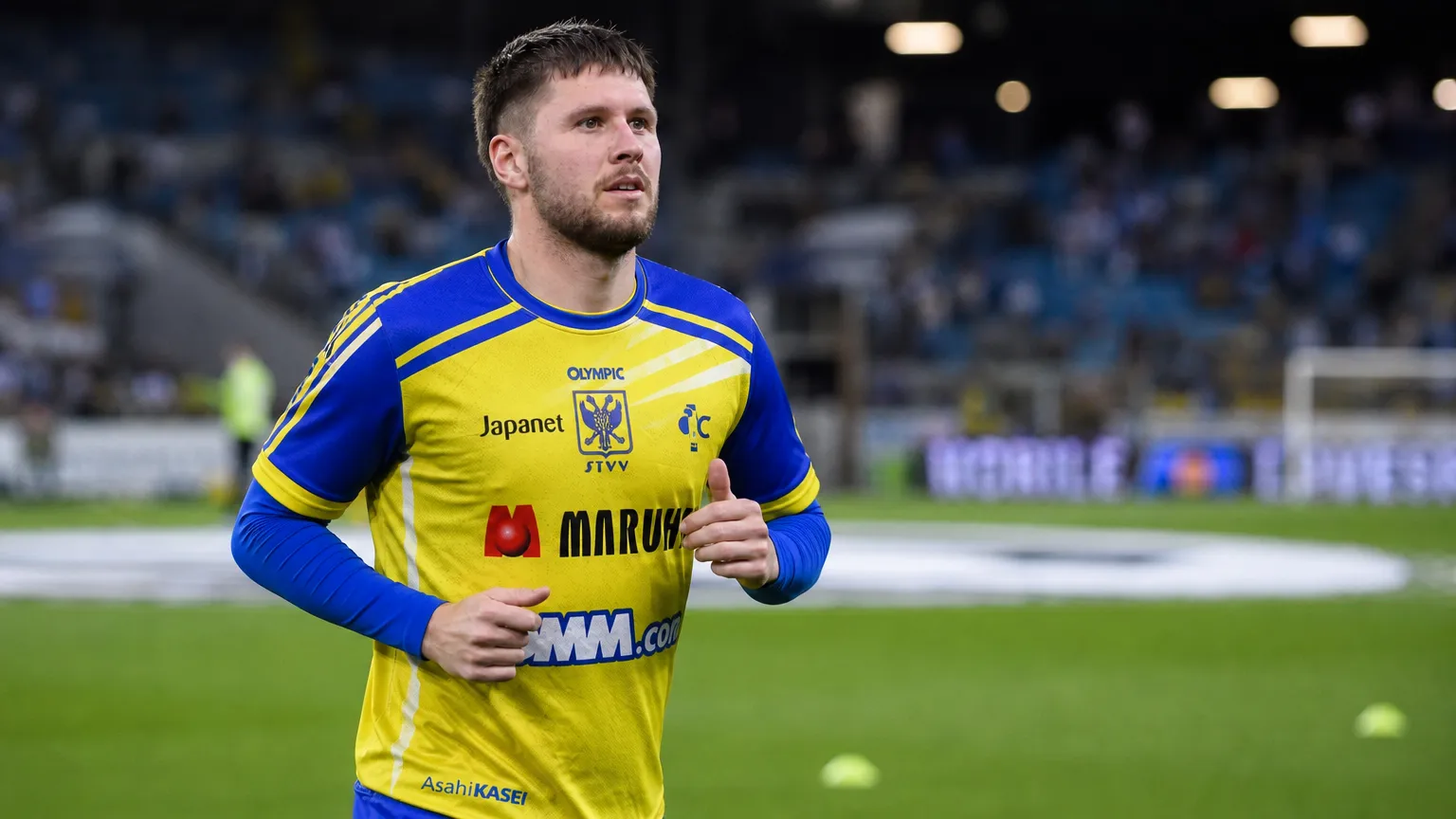 Robert-Jan Vanwesemael van STVV tijdens de opwarming op het veld voor een Europese play-off.
