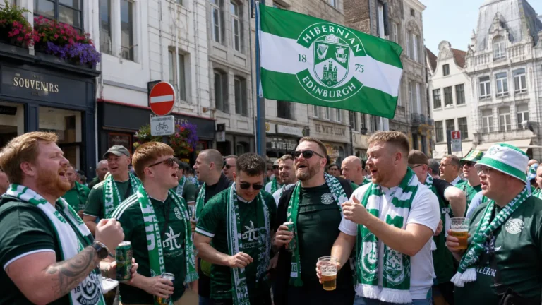 Een groep Hibernian-supporters in groen-witte kleding verzamelt in het centrum van Gent.